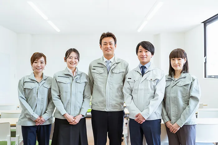 一丸となって働く製造業スタッフたち