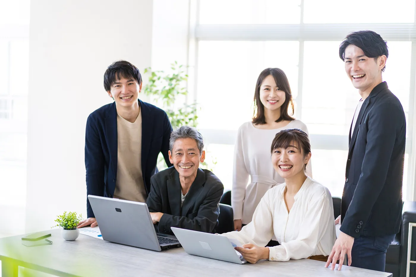 明るいオフィスで活き活き働くメンバー